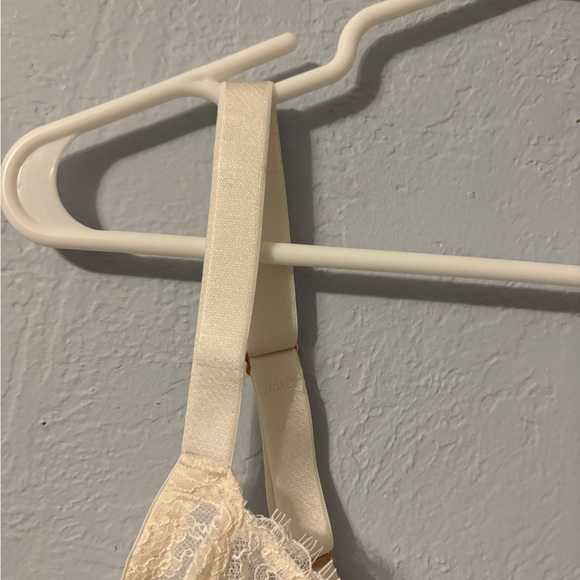 White/ivory unlined dream angels demo bra Victoria’s Secret- size 42g - Picture 6 of 11
